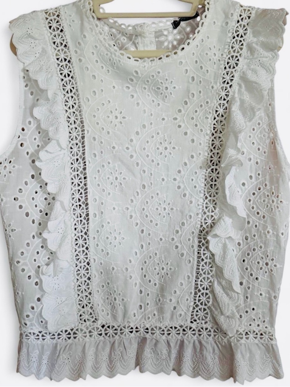 LUNG O L'ARNO- Made in Italy- White Eyelet Ruffle Sleeveless Blouse